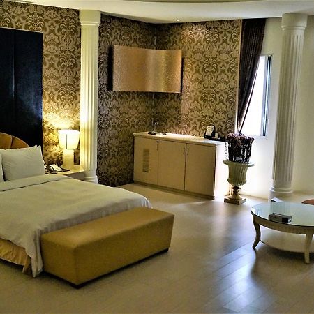 Her Home Spa Motel Синьин Экстерьер фото