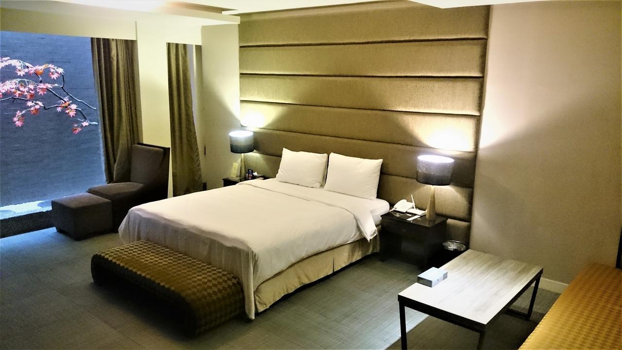 Her Home Spa Motel Синьин Экстерьер фото