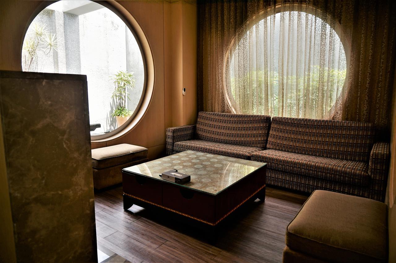 Her Home Spa Motel Синьин Экстерьер фото